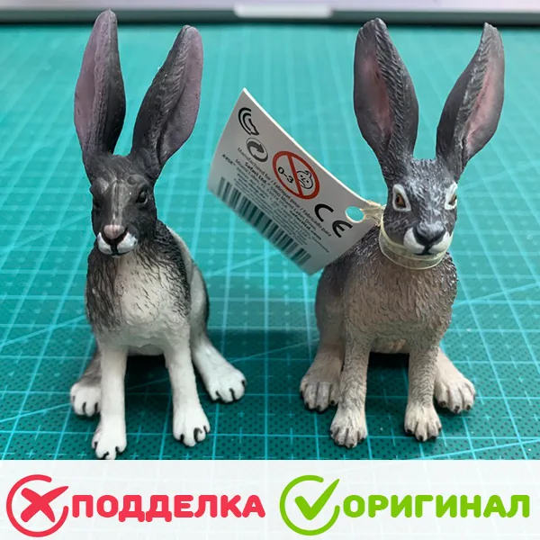 Две фигурки зайца: слева подделка с грубой тёмной росписью, справа оригинал Safari Ltd с тонкой росписью и фирменной биркой